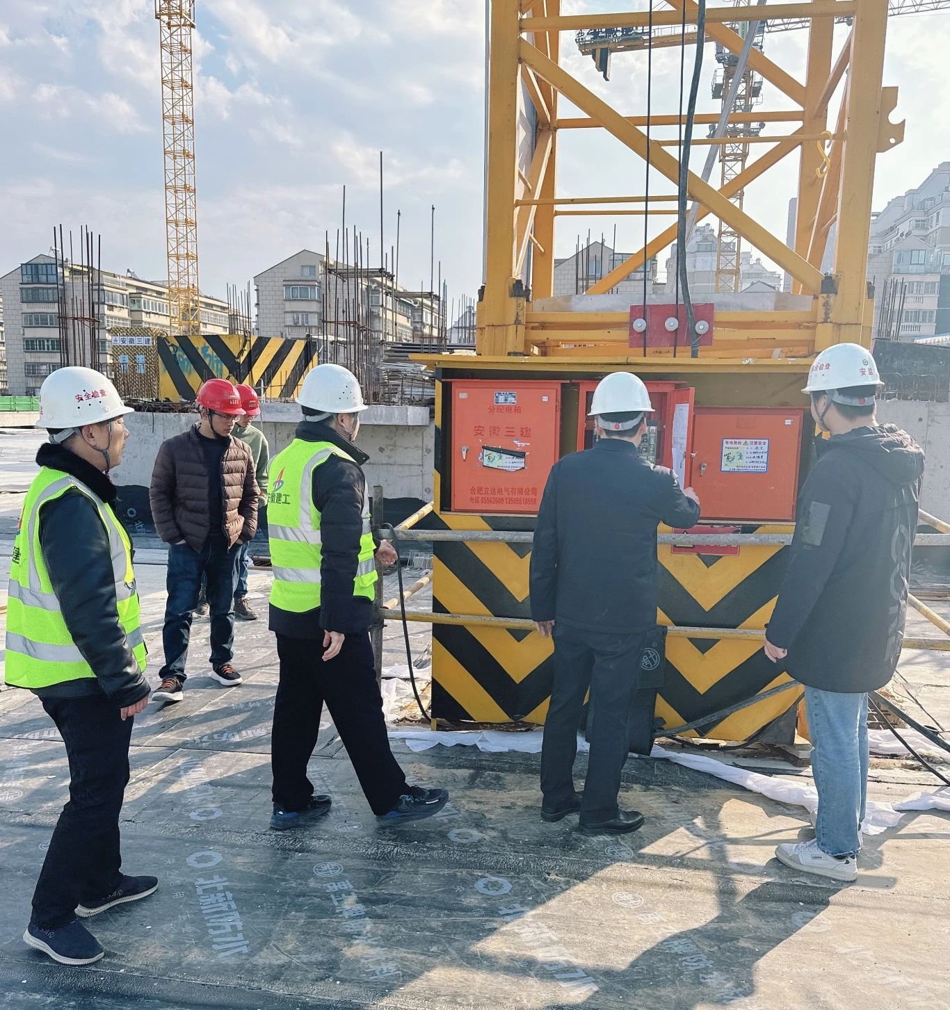 2月18日，一分公司領導帶隊對王衛片區城市更新總承包項目施工現場臨時用電、大型設備、安全防護等情況進行了深入檢查，并對下一步計劃及要求作出詳細安排，要求項目全員、全面、全力進入工作狀態，以開工即決戰的心態，抓實抓細安全、質量管理，強控風險，明確目標任務，確保項目按計劃節點順利推進。.png
