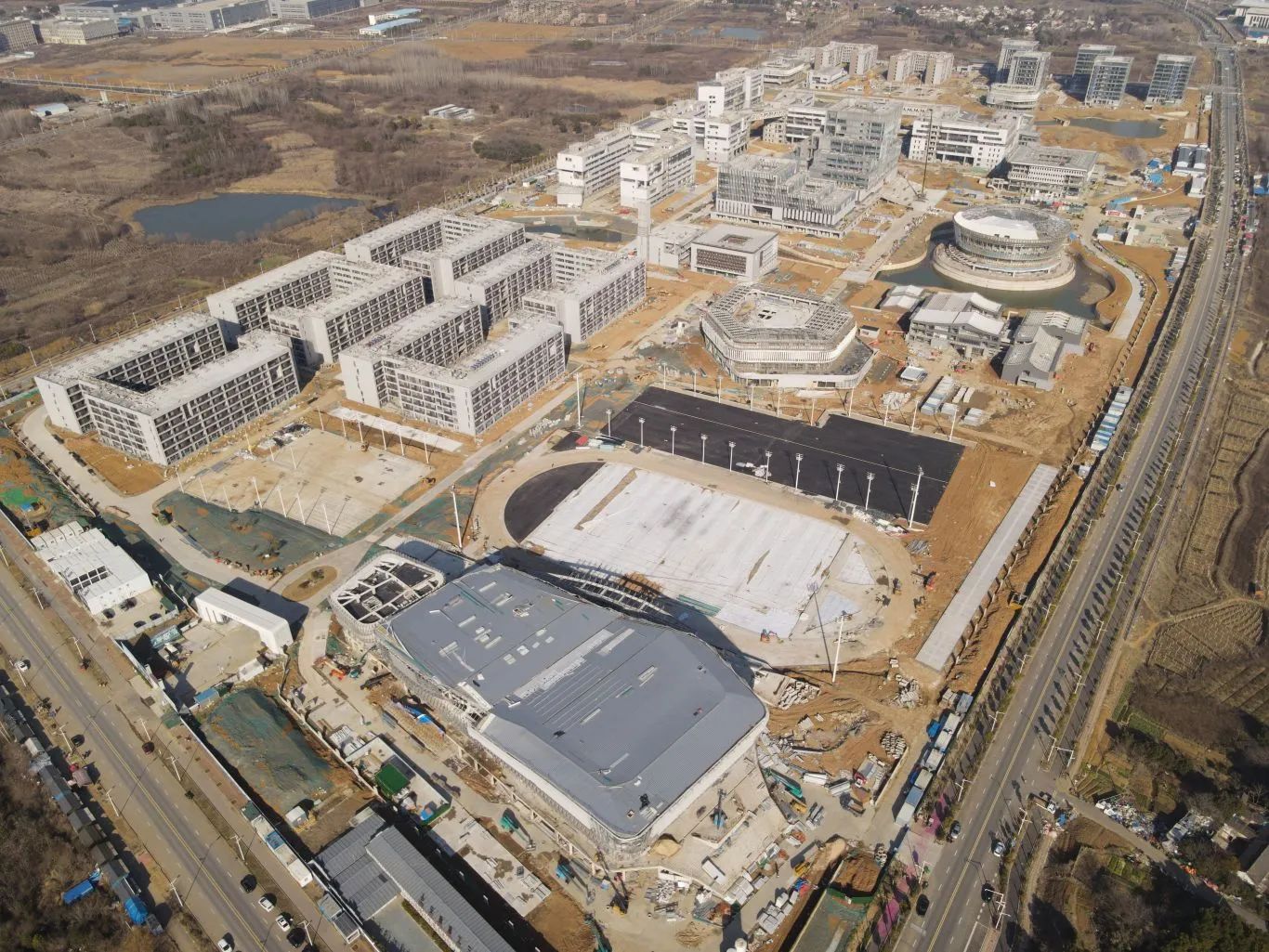 為確保春節后復工復產工作安全有序進行，裝飾公司合肥理工學院項目開展復工復產會及安全教育培訓。同時對生活區、施工現場材料、庫房等位置進行重點檢查。截至目前，項目圓滿完成了主體結構封頂、砌體及二次結構完成等施工節點?，F已全面進入幕墻及精裝飾施工階段，目前內裝飾完成70%，幕墻完成80%。.jpg