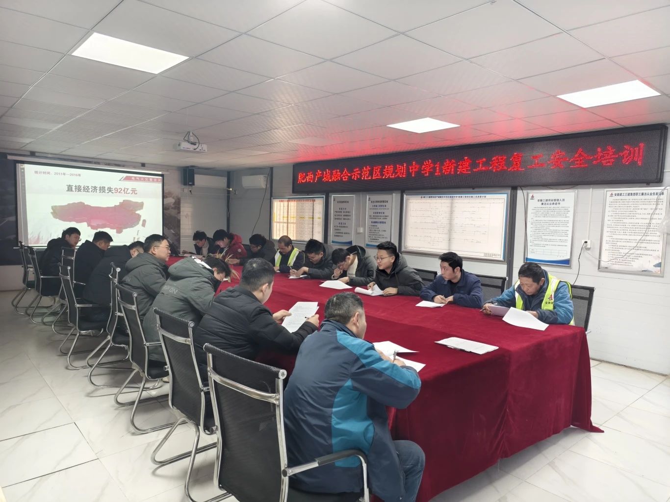 肥西縣產城融合示范區規劃中學1新建工程將于今年4月30日竣工，時間緊迫、任務艱巨。為確保工程順利推進，項目部全體管理人員于正月初四即已全部到崗，以高度的責任感和使命感投身工作。項目部及時對施工現場的整體環境、設備設施以及安全防護措施進行了全面檢查，對于發現的問題和存在的隱患，立即進行了整改。同時組織對管理人員進行了復工安全培訓，對大型設備進行全面的維護與檢修，目前，施工現場已恢復正常施工狀態，以確保工程按時高質量完成。.jpg