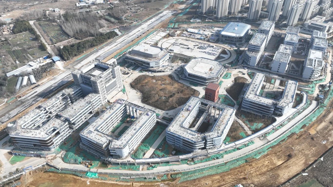 為確保合肥一中淝河校區項目2024年竣工交付節點如期完成，迅速掀起春節后復工即大干勞動熱潮，形成一股緊張快干、提速爭先的濃厚氛圍，2月16日，合肥一中淝河校區項目召開節后復工動員大會。會上，各部門負責人報告了2023年度收尾工作情況及今年的工作任務，以月、周為時間軸線，明確各目標節點，并以圖表的形式對各勞務班組負責人進行全面交底，落實工作目標責任制，做到責任到人，切實做到工作目標化，目標階段化，階段具體化，具體責任化。 (2)_副本.jpg