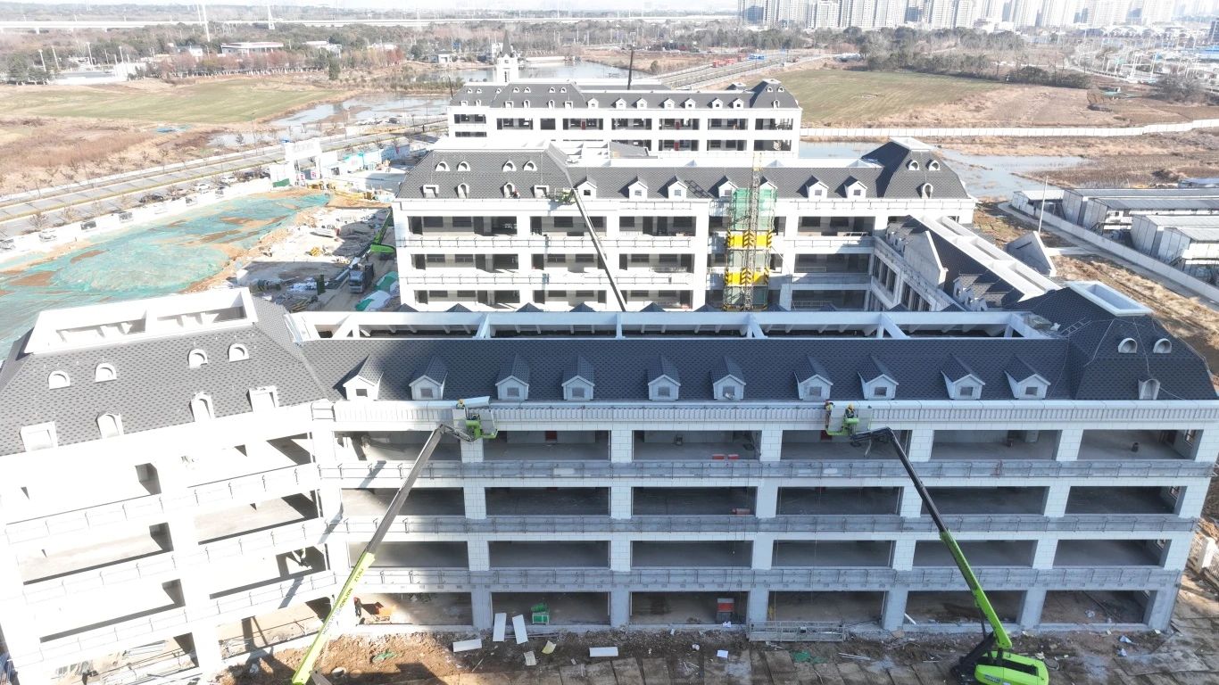 跑好龍年“第一棒”正當其時。五分公司各項目管理人員積極響應項目建設要求，大年初四全員到崗，召開全體班組復工復產會議，制定了分部分項工程的復工時間節點，為全面復工復產奠定堅實基礎。分公司領導現場檢查指導工作，要求項目部全方位安排，提前謀劃。在復工復產的同時要做到全員三級安全教育，杜絕一切盲目不安全的復工復產。努力營造大干快上局面，工人們在現場干的熱火朝天，管理人員也時刻為工人安全生產保駕護航。.JPG